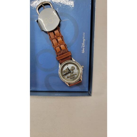Walt Disney World Collector 2000 Watch w/Leather Band NIB Needs Battery - Picture 2 of 8